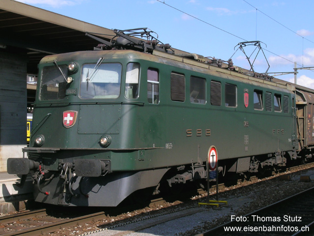 Ae 6/6 11495
Eine Ae 6/6 (mit einem langen Güterzug) in bestem Sonnenlicht in Biel/Bienne während des Lokpersonalwechsels. (Vor Einfahrt des Zuges wurde durch das Ansagesystem "Dispras" allerdings eine Zugsdurchfahrt ausgerufen. Aber manche Systeme tragen eben mehr zur Unterhaltung als zur Information bei ...)
