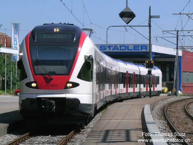 FLIRT "zu Hause"
FLIRT im Gleis 1 in Bussnang (bzw. im Anschlussgleis von Stadler). Heute Donnerstag standen den ganzen Tag Testfahrten zwischen Bussnang und Bettwiesen auf dem Programm.
