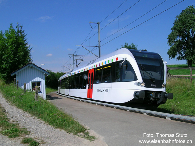 GTW in Oppikon
Regionalzug an der Haltestelle Oppikon. Achtung: auf der ganzen Strecke halten die Züge nur auf Verlangen!
