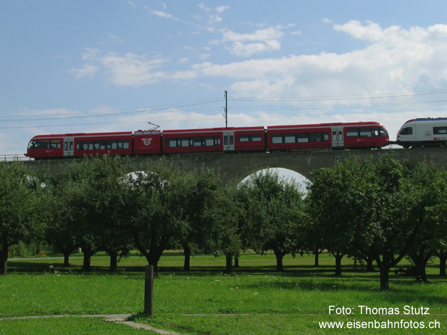 RM GTW auf Viadukt
Beim Befahren des Viadukts in Bussnang haben leider nicht beide Züge auf dem Foto Platz. Der GTW 2/8 passt gut in den Bildausschnitt, für den FLIRT hats nicht ganz gereicht.
