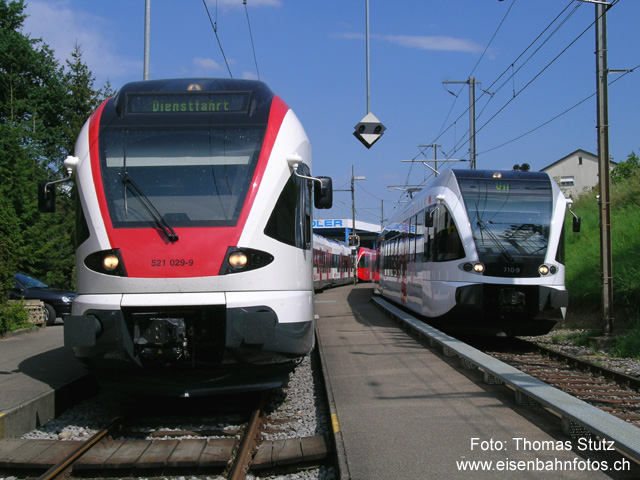 3 Stadler-Fahrzeuge
Zum Abschluss noch ein Gruppenbild mit 3 Stadler-Fahrzeugen im "Heimatbahnhof" Bussnang. Rechts fährt der fahrplanmässige Regionalzug ein.
