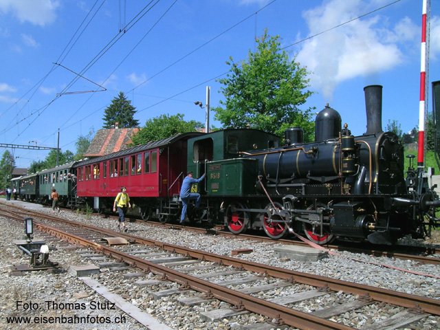 Wasserfassen in Bäretswil
Dampfzug DVZO (KB-Feld 742) beim kurzfristigen Wasserfassen auf dem Unterwegsbahnhof Bäretswil. Weitere Informationen zum Dampfbahn-Verein Zürcher Oberland (DVZO) gibts auf der sehr informativen Homepage "www.dvzo.ch".
