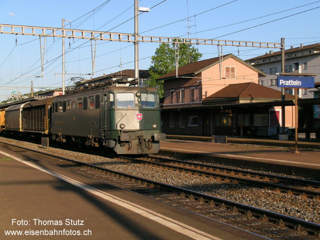 Ae 6/6 in Pratteln
Im besten Abendlicht durchfährt eine Ae 6/6 an der Spitze eines 600m langen Ferngüterzuges den Bahnhof Pratteln.

