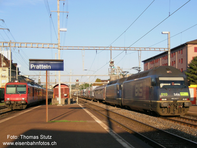Paralleleinfahrt
Gleichzeitige Einfahrt einer S-Bahn und eines Güterzuges in Pratteln. Auf der Ausfahrt Richtung Basel RB überkreuzen sich die Fahrwege der beiden Züge, so dass der Güterzug erfreulicherweise nur langsam einfährt.
