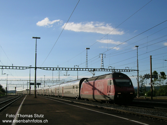 Flugzug im Gegenlicht
Für einmal eine Gegenlichtaufnahme: der Flugzug (mit dem EW4-Steuerwagen im IC2000) bei der Einfahrt in Stein-Säckingen, wo er die S1 nach Frick überholt.
