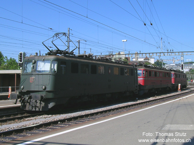Lokzug mit 3 Ae 6/6
Ausfahrender Lokzug, planmässig mit 3 Ae 6/6: rote 11442 "St. Gallen", rote Kantonslok 11423 "Wallis" und grüne 11478 "Sierre".

