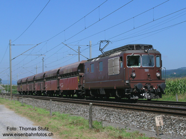 "brauner Zug"
Braune BLS-Re 4/4 mit farblich passender Anhängelast.
