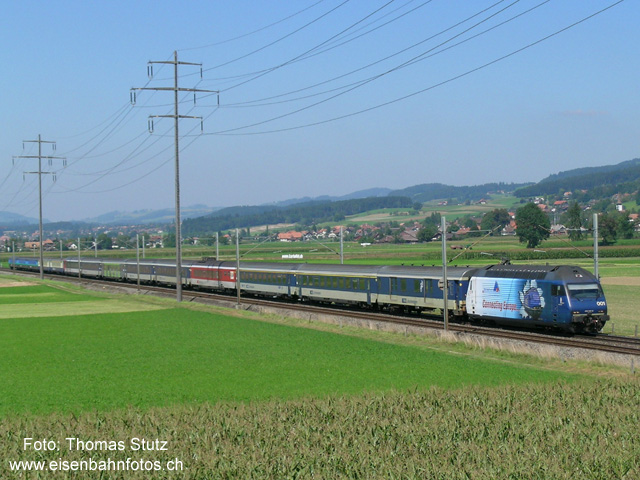 EW4-Pendel mit Zusatzwagen
BLS-EW4-Pendel mit farbigen BLS- und SBB-Zusatzwagen. Zwischen Bern und Thun kann teilweise mit 160 km/h gefahren werden. Mit den Zusatzwagen sind natürlich nur 140 km/h zulässig.
