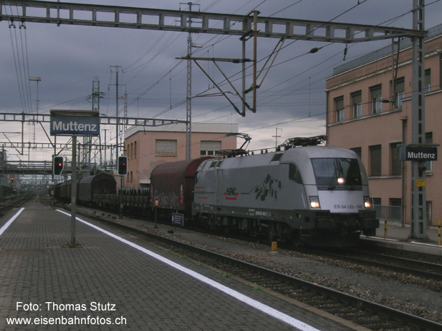 Hupac-Taurus im Einsatz
Der von SBB Cargo gemietete Hupac-Taurus für einmal nicht im Depot, sondern im Einsatz - leider bei nicht mehr optimalen Lichtverhältnissen.

