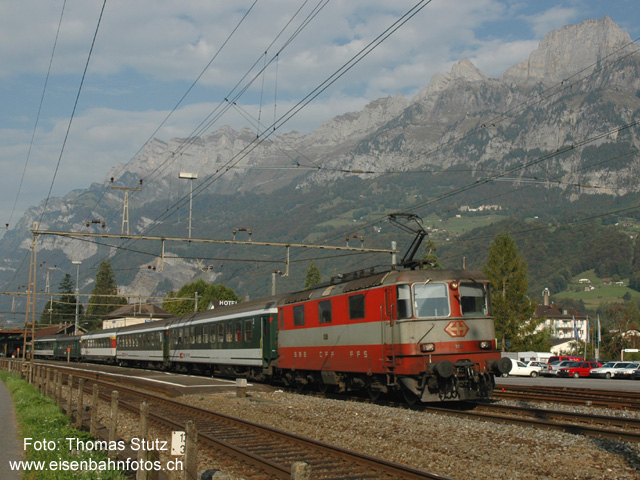 Re 4/4 II 11109
Swiss-Express-Lok 11109 mit dem IR 1761 Basel SBB - Zürich HB - Chur und den Churfirsten im Hintergrund.
