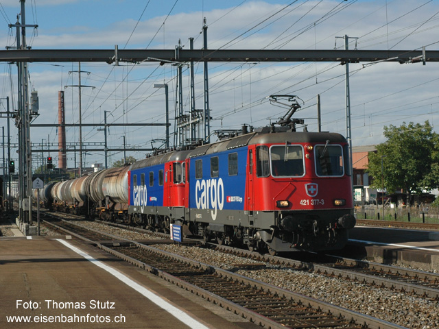 Re 10/10 "cargo"
Noch braucht man etwas Glück, um eine "cargo"-Re 10/10 zu fotografieren. Die Re 421 sollen ab Fahrplanwechsel zu ihren ersten planmässigen Einsätzen in Deutschland kommen (Lötschberg-RoLas ab bzw. bis Basel SBB RB).
