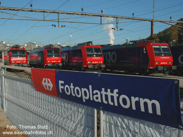 "Fotoplattform"
Am Bahn 2000-Fest in Olten wurde ein Flachwagen zu einer Fotoplattform ausgebaut. So konnten die ausgestellten Cargo-Loks problemlos ohne Besucher fotografiert werden.
