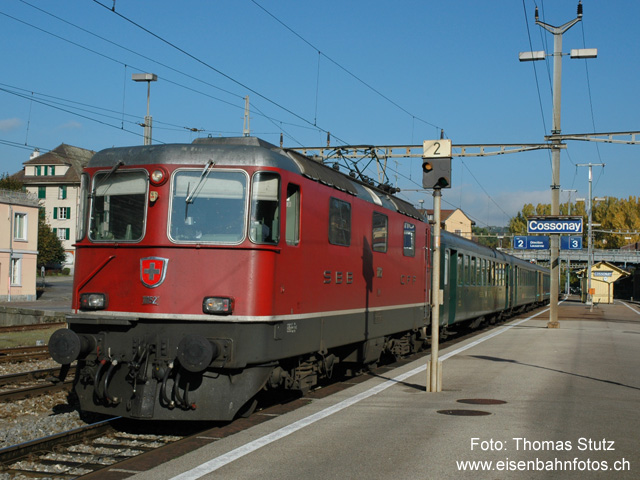 Extrazug für Velos
Extrazug für Velotransport als Entlastung für die ICN am Jurasüdfuss. Der Zug besteht aus zwei 2.Klass-, einem 1.Klass- sowie 2 Gepäckwagen. Die Züge halten auch in Cossonay und bieten so einen ausgezeichneten Anschluss nach Vallorbe (Fahrzeitverkürzung 1 Stunde!). Leider sind die Züge nicht im Online-Fahrplan zu finden und (zumindest teilweise) entsprechend schlecht frequentiert.
