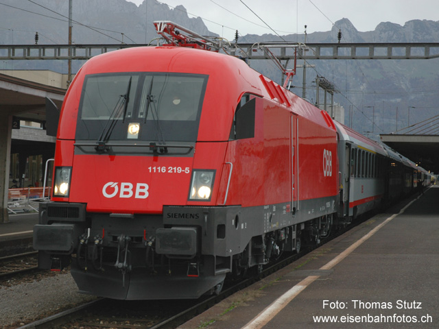 neuster ÖBB-Taurus
Direkt ab Fabrik ist der Taurus, der in Buchs SG den EC "Transalpin" bis Wien übernimmt. Er trägt das Abnahmedatum 27.10.04.
