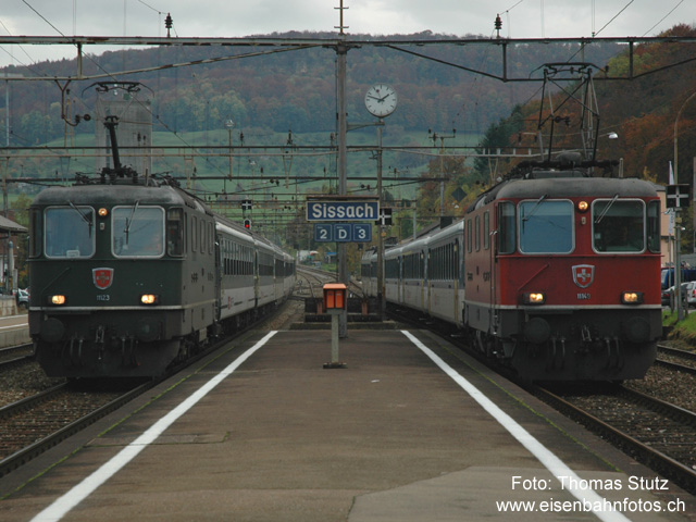 Paralleleinfahrt in Sissach
Paralleleinfahrt zweier Re 4/4 II mit ihren Zügen in Sissach. Mehr zum Zug mit der roten Lok auf dem nächsten Foto! (Und wer den aktuellen Zustand des Gleises 3 in Sissach kennt: ja, es hat auf den Meter genau gereicht ...)
