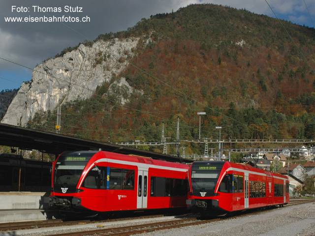 GTW-"Kreuzung" in Moutier
Kreuzung zwischen 2 RM-GTW in Moutier. Da in Moutier im "Solothurner-Teil" des Bahnhofs aber nur in Gleis 5 ein- und ausgefahren werden kann, musste der rechte GTW von Biel/Bienne in Gleis 3 einfahren und rangiermässig in Gleis 6 umgestellt werden. Nach Einfahrt des Kreuzungszuges musste er nochmals rangiermässig Seite Solothurn in Gleis 5 umgestellt werden. Gut, dass es sich dabei um eine Instruktionsfahrt handelte ...
