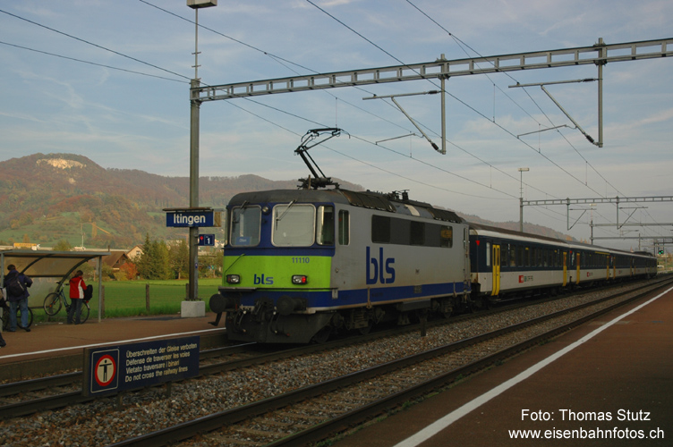 "bls"-Lok in Itingen
Weiterhin ist die noch der SBB gehörende "bls"-Lok mit einem NPZ in der Region Basel unterwegs. Links im Hintergrund leuchtet noch die Sissacher Fluh im letzten Abendlicht, während der Zug bereits im Schatten ist (und das bereits um 16 Uhr ...).
