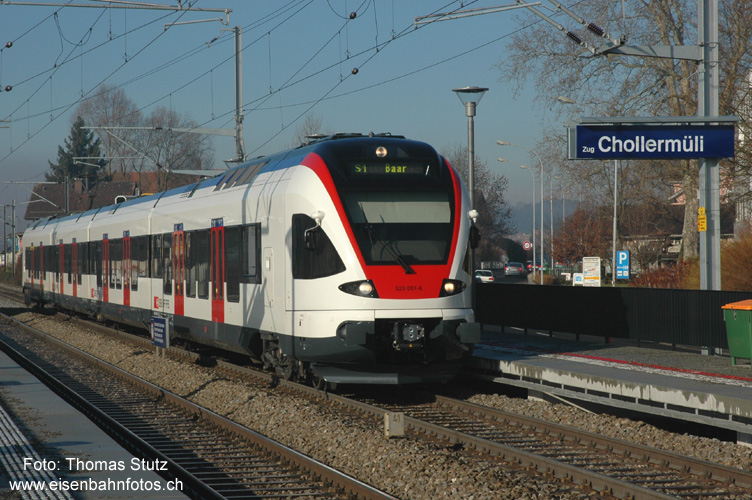 Zug Chollermüli
Kurz vor Mittag herrschen bei der neuen Haltestelle Zug Chollermüli ideale Verhältnisse zum Fotografieren der Züge Richtung Zug.
