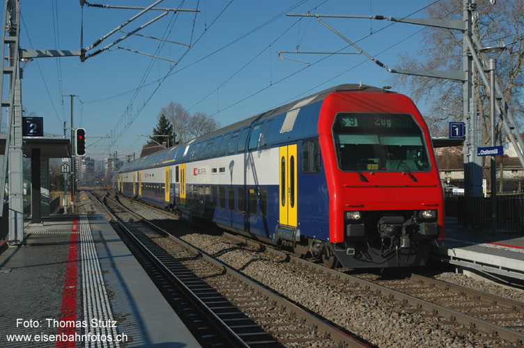 Durchfahrt S9
Die S9 biegt bei der Dienststation Kollermühle, wo sich auch gleich die Haltestelle "Zug Chollermüli" befindet, in die Strecke Cham - Zug ein. Die S9 hält nicht an den neuen Haltestelle Schutzengel und Chollermüli (die Perronkanten sind zu kurz für 300m lange Züge). Die S9 befährt von Zug Richtung Steinhausen weiterhin jeweils das rechte Gleis. Bei einer leichten Verspätung der Stadtbahn Richtung Cham ergibt sich dann eine fliegende Überholung durch die S9.
