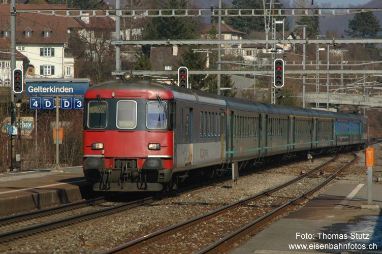 "Nostalgie-Zug" noch farbiger
Seit kurzer Zeit haben die IR Basel - Zofingen zur Erhöhung des Platzangebotes einen BDto statt eines Dt erhalten. Bereits seit Ende Januar befinden sich die Wagen 1.Klasse in der Zugsmitte statt bei der Lok.
