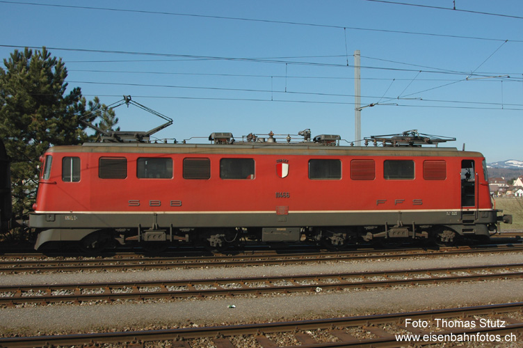 Ae 6/6 11466 "Sursee"
Als die Ae 6/6 noch Wappen trugen! Wenige Tage vor dem offiziellen Entfernen der Wappen dachte ich noch nicht daran, dass eine Ae 6/6 mit Wappen - zumindest vorübergehend - ein seltenes Bild werden könnte.
