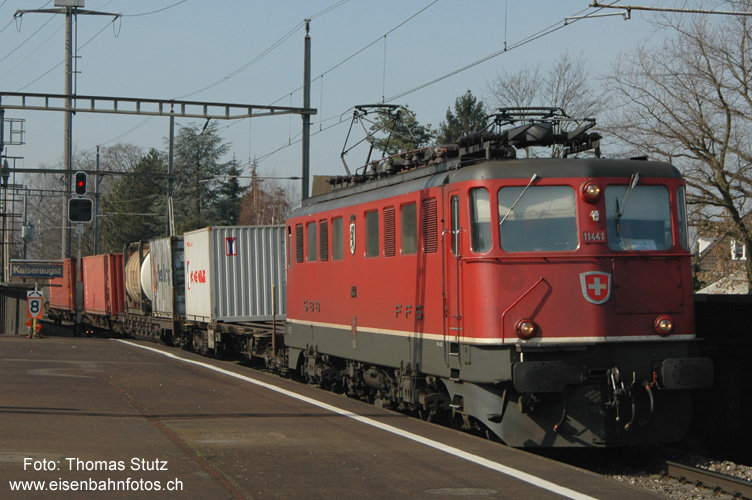 Ae 6/6 11441 "Appenzell"
Ae 6/6 mit dem gewohnt kurzen 42921, der ab Frankreich nach Aarau verkehrt. Seit dem Fahrplanwechsel verkehrt dieser Zug via Bözberg statt via Hauenstein.
