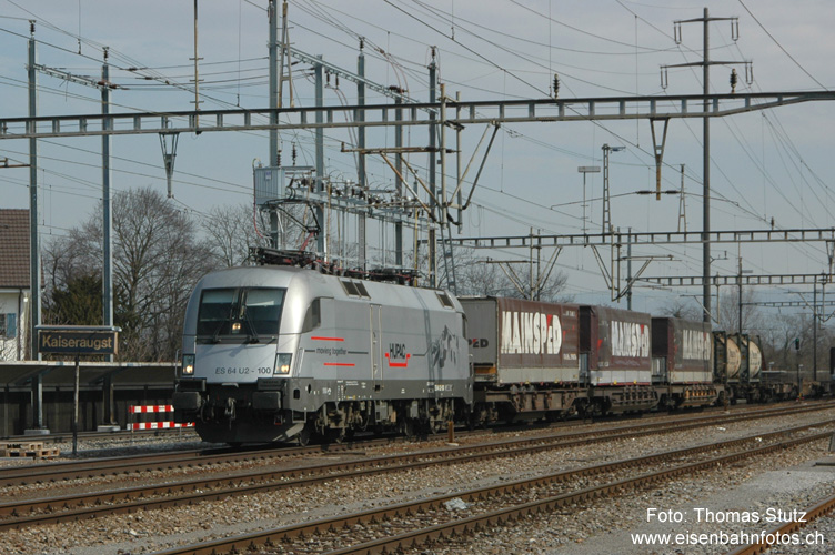 Taurus in Kaiseraugst!
HUPAC-Taurus in Kaiseraugst - aber nur auf der Durchfahrt, retour aus Luino von der Vortagesleistung (mit gut 1-stündiger Verspätung).
