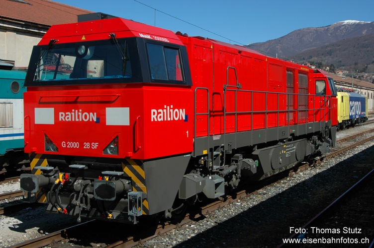 Railion Mak 2000BB
Abgestellte Diesellok der Railion in Luino. Im Hintergrund sind auch Loks der anderen Konkurrenten im Güterverkehr zu sehen ...
