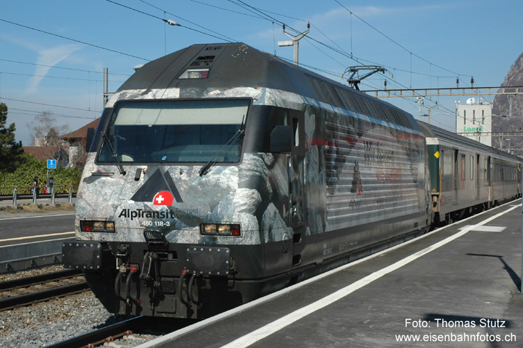 Re 460 "AlpTransit"
Seit Fahrplanwechsel im Dezember 2004 haben auch die letzten Re 460 zum Personenverkehr gewechselt. Zu den letzten Loks gehörte auch die Alp-Transit-Lok, die hier mit einem EW4-Pendel den kürzlich modernisierten Bahnhof Aigle verlässt.
