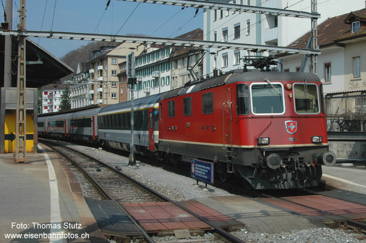 Re 4/4 II auf die NBS
EC Vauban bei der Abfahrt in Olten Richtung NBS mit Re 4/4 II statt Re 460.
