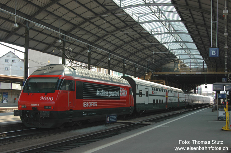 Re 460 "Blick"
Eine von 4 Re 460 mit "Blick"-Werbung mit unterschiedlichen Aufschriften. Hoffen wir mal, dass das Versprechen auch für die Reisenden im Zug gilt und diese unterwegs überall ihre Anschlüsse erreichen ... Noch dauern die Renovationsarbeiten an der Perronhalle in Olten an. Der bereits renovierte Teil ist heller und lässt neu sogar eine akzeptable Qualität für Fotos zu.
