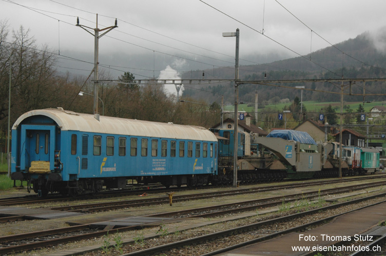 Spezialtransport
Spezialtransport während des Tagesaufenthaltes in Laufen. In der vergangenen Nacht fuhr der Tranport in 5 Stunden von Birsfelden Hafen (Ankunft mit Schiff) bis Laufen. Es waren diverse Halte nötig, um die Ladung zu verschieben oder Einrichtungen der Infrastruktur vorübergehend zu demontieren. Da die Fahrleitungen teilweise ausgeschaltet werden mussten, wurde der Zug mit der Am 843 069-6 geführt. In der kommenden Nacht geht die Fahrt weiter.
