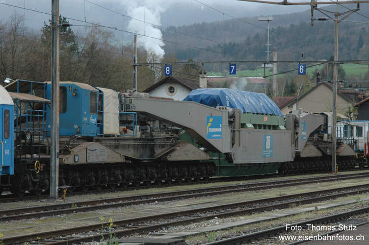 32-achsiger Wagen
Der Spezialwagen der Firma Felbermayr kann eine Last von bis zu 500 to befördern. Die Last kann dabei seitlich und in der Höhe verschoben werden, um Hindernissen auszuweichen.
