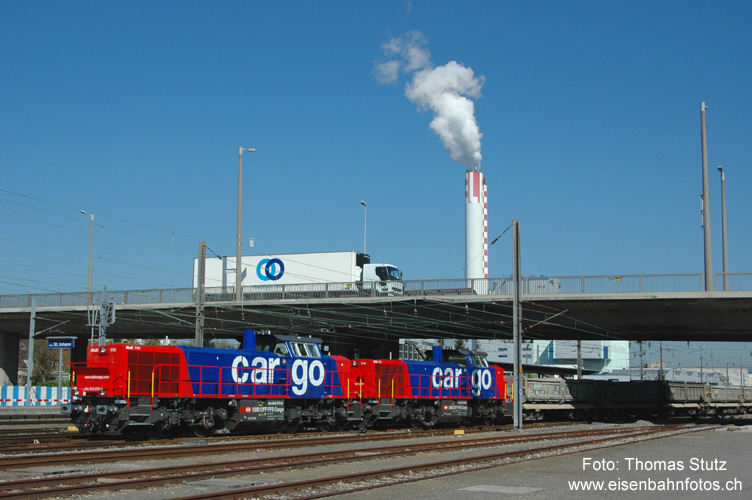 Ausfahrt des Aushubzuges
Momentan finden Aushubtransporte Basel St. Johann - Rümlang statt. Diese werden in der Regel mit Zug 82063 (ab 10.15 Uhr) mitgegeben. Ab Basel SBB RB fährt dieser dann nach einem Traktionswechsel als Ganzzug weiter.

