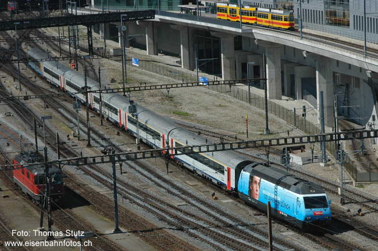 Re 460 "ETH" mit EC 91
EC 91 mit der "ETH"-Lok auf der Ausfahrt in Basel SBB, aufgenommen vom Dach des Stellwerkes an der Münchensteinerstrasse.
