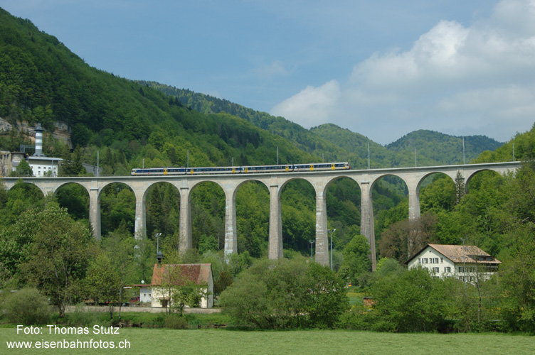 Viadukt in St-Ursanne (2)
Nochmals der Viadukt, diesmal aus mehr Entfernung mit dem Gegenzug nach Delémont.

