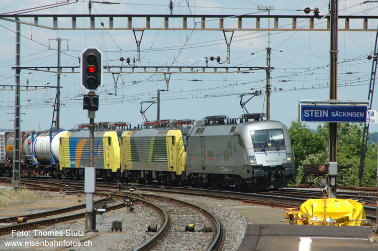R4C-Zug in Stein-Säckingen
Kurz vor 12.30 Uhr taucht der R4C-Zug mit dem HUPAC-Taurus als "Schweizer Vorspann" in Stein-Säckingen auf. Damit hatte der Zug eine gute Stunde Aufenthalt in Basel RB.
