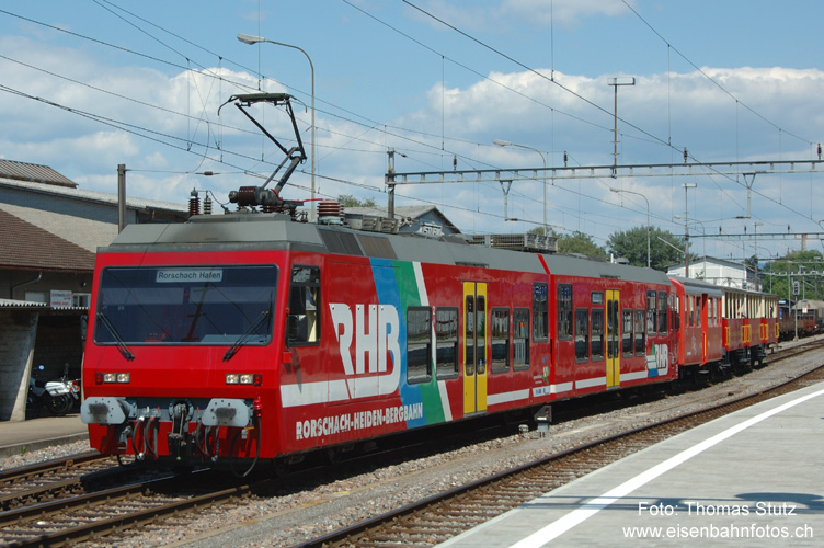 RHB mit Aussichtswagen
RHB-Pendelzug mit Verstärkung in Form von Velo- und Aussichtswagen.

