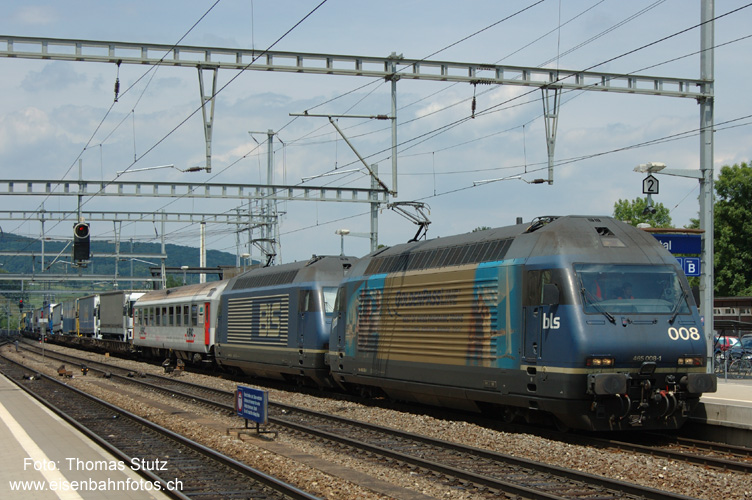 RoLa mit 2 Re 465
Seit einiger Zeit werden die RoLas von Basel Bad Rbf bis Spiez in der Regel durch eine Re 485 geführt. Re 465 sind nicht mehr so häufig zu sehen, hier dafür sogar in Doppeltraktion.
