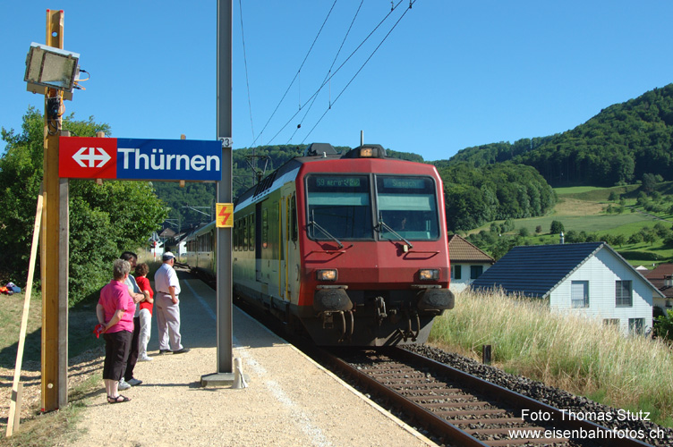 S9 mit Zusatzhalt
Selbstverständlich hielt die S9 ("Läufelfinger") von Freitag Mittag bis Sonntag Abend ebenfalls an der Haltestelle. Der NPZ wurde für diese Zeit um einen zusätzlichen B verstärkt.

