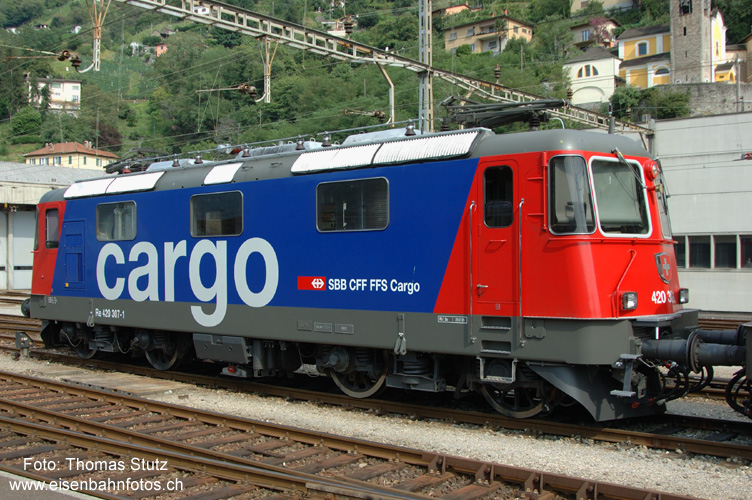 Re 420 307-1 mit Klimaanlage
Frisch aus der R3 (29.07.05) mit Cargo-Anstrich und Klimaanlage präsentiert sich die Re 420 307-1.
