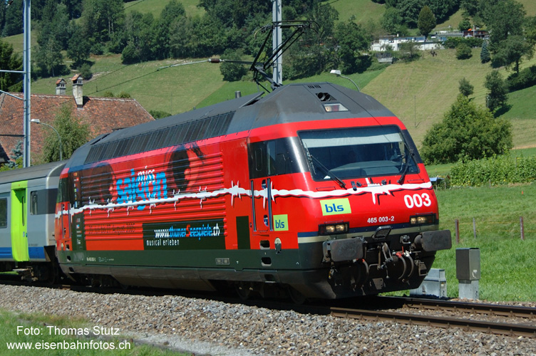 Re 465 003-2
Es hat zwar lange gedauert, aber jetzt habe ich endlich auch die Re 465 "Miss Saigon" fotografisch festhalten können.
