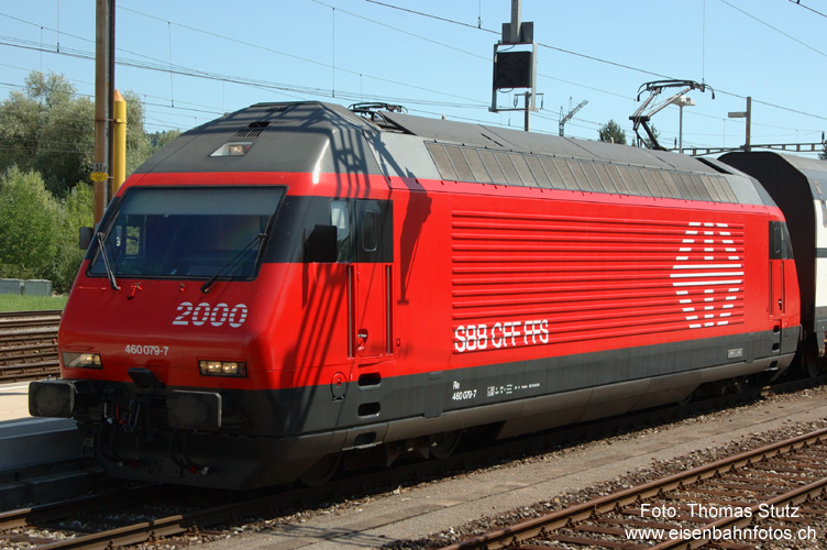 Re 460 079-7 wieder rot
In schönsten Rot präsentiert sich momentan die 460 079-7, nachdem sie keine VCS-Werbung mehr trägt.
