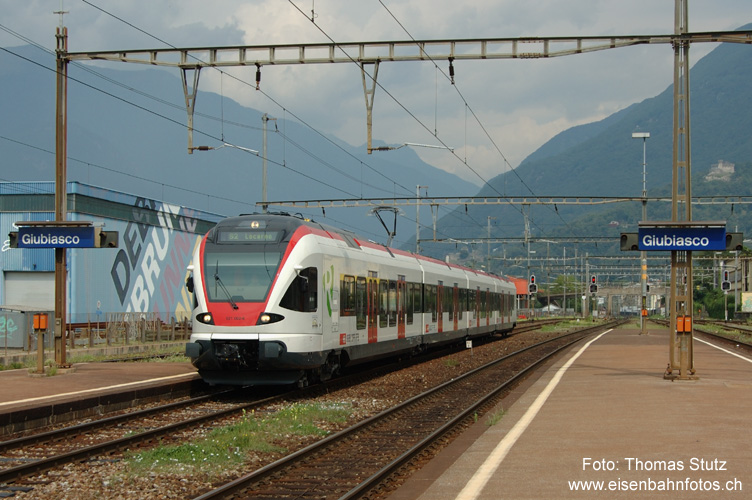 FLIRT in Giubiasco
Der Einsatz der FLIRT im Tessin erfolgt gemäss eigenen Beobachtungen problemlos. Während die Fahrzeiten sowieso kein Problem sind, wurde es vom Platz her doch etwas enger in den Zügen (Fand der Versuch absichtlich während des Filmfestivals statt?). Einzig die Zielanzeigen des Zuges standen bei Einfahrt im Endbahnhof jeweils auf "Non salire" bis sie manuell wieder angepasst wurden.
