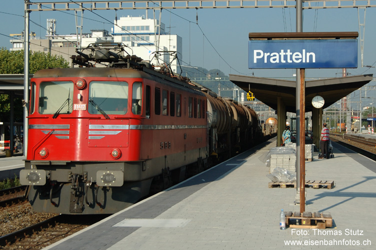 11417 wieder in Betrieb
Wieder in Betrieb ist seit einigen Wochen die Ae 6/6 11417 ("ehemals" Fribourg), mit modernisiertem Führerstand.
