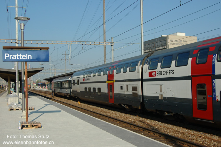 AD statt B mit Abdeckplatte
Momentan verkehren beide IC-Dosto auf der Linie Basel - Frick - Zürich mit einem Bt4 als Steuerwagen. Bei einem solchen Einsatz muss der letzte B mit einer Abdeckplatte ausgerüstet sein. Da für den zweiten Zug kein solcher mehr zur Verfügung stand, wurde ein deklassierter AD eingesetzt, womit auch ein Abschluss auf Seite des Steuerwagens vorhanden ist.

