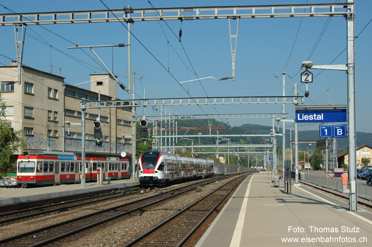 Ankunft des ersten FLIRT in der Region Basel
Heute wurde anlässlich einer Behörden- und Medienfahrt der FLIRT in der Region Basel offiziell vorgestellt. Leicht verspätet trifft der erste Zug ab Basel SBB via Basel Bad Bf in Liestal ein. Allerdings hatte ich gemäss ursprünglicher Planung eine Doppeltraktion erwartet ...
