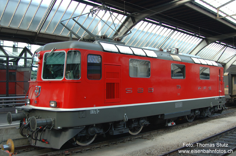 1. Serie mit Klima
Nun gibt es auch Re 4/4 II der 1. Serie mit Klimaanlage. 11114 hatte am 08.09.05 eine R3 in Bellinzona. Leider reichte es nur für ein Foto in der Halle, da ich mit dem Zug, den sie hereingebracht hatte, wegfuhr ...
