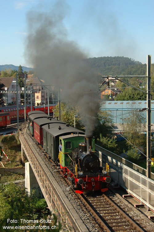 Ausfahrt Richtung Sihlwald
Dampfzug auf der Brücke über die Sihl bei der Ausfahrt aus dem Bahnhof Langnau-Gattikon.
