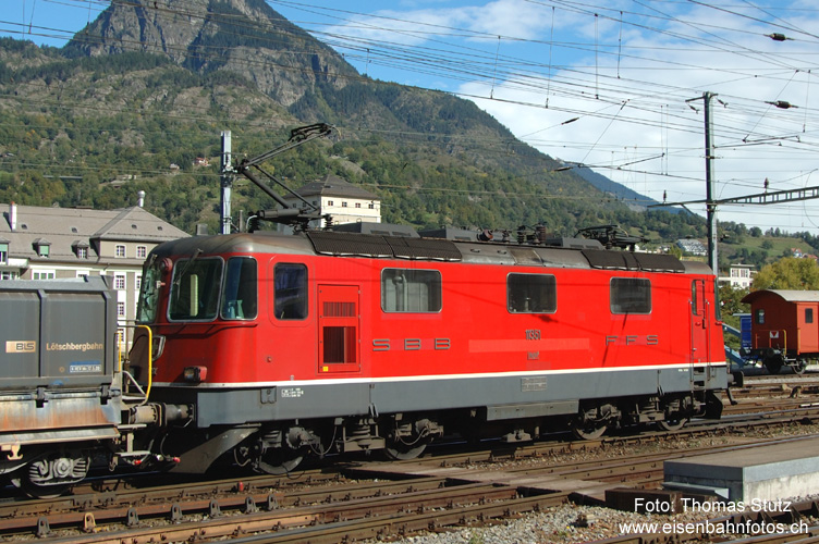 Re 4/4 III ex SOB mit Klima
Nach dem Einbau der Klimaanlage sieht man nichts mehr vom früheren Wappen. Der Ort des ehemaligen Schriftzuges "SÜDOSTBAHN" ist jedoch immer noch deutlich zu erkennen.
